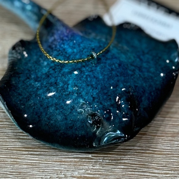 NWT Hand Painted Ocean Blue Stingray Christmas Ornament - Picture 2 of 8